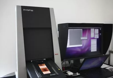 El escáner Imacon Flextight del estudio, con una tira de película en su soporte