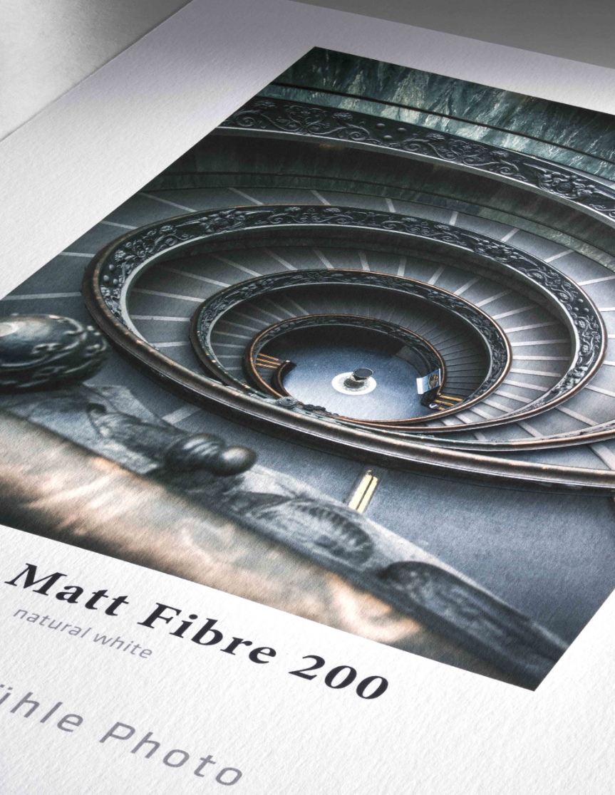 Impresión fine art de archivo terminada que muestra una graduación tonal profunda y continua sobre papel de archivo de alto gramaje