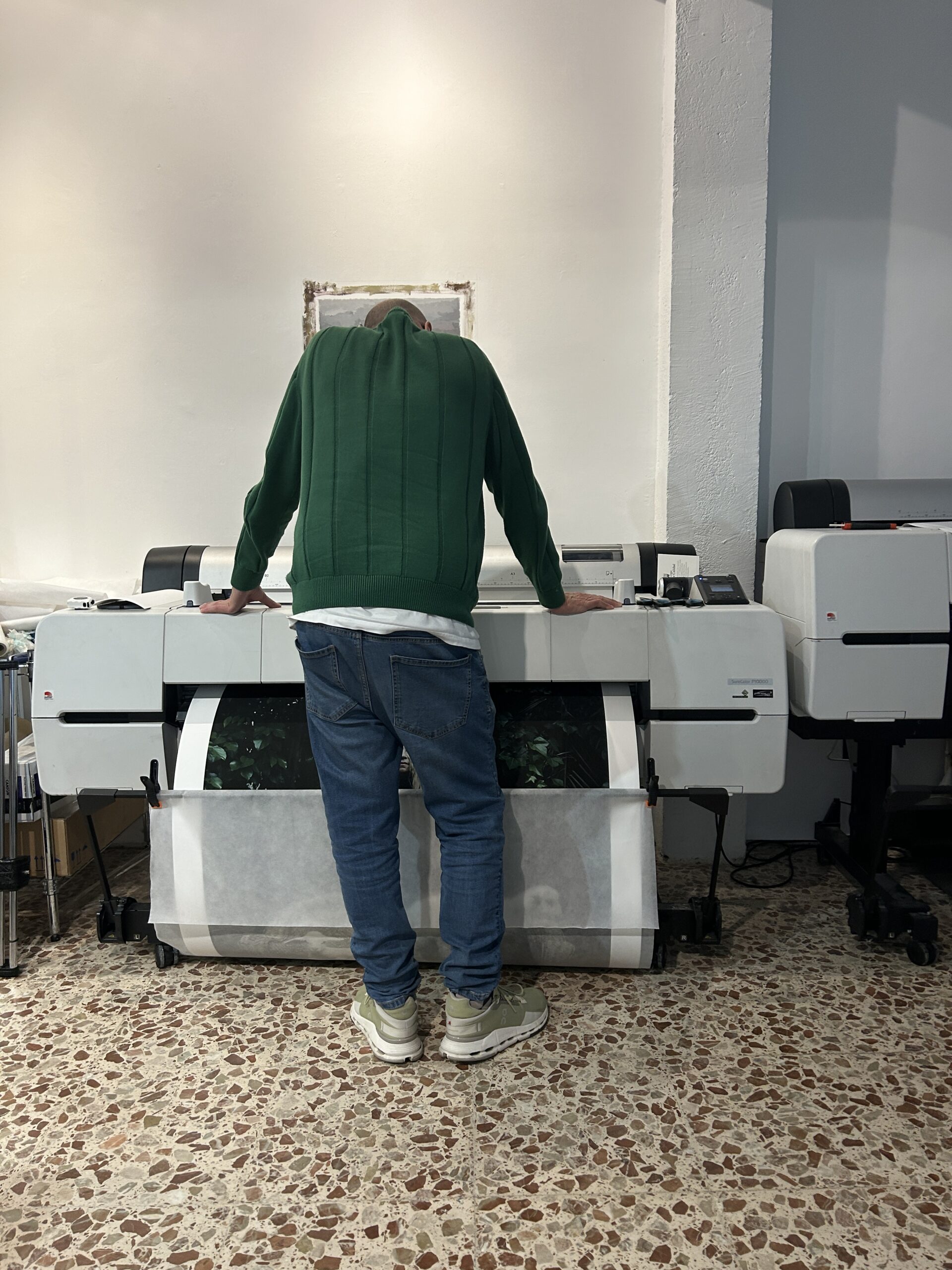 Un artista trabajando en la edición de copias en el estudio